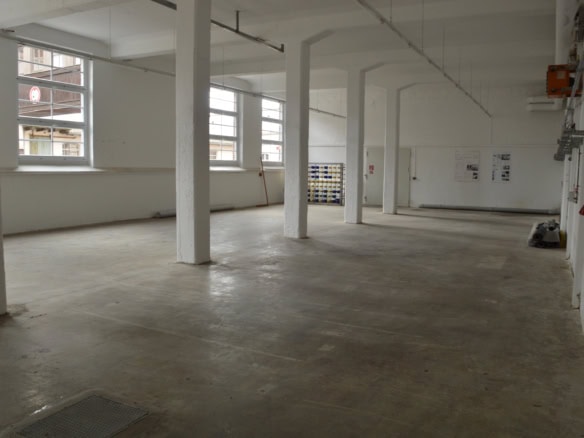 Und Lagerhalle mit großem Raum und viel Tageslicht.