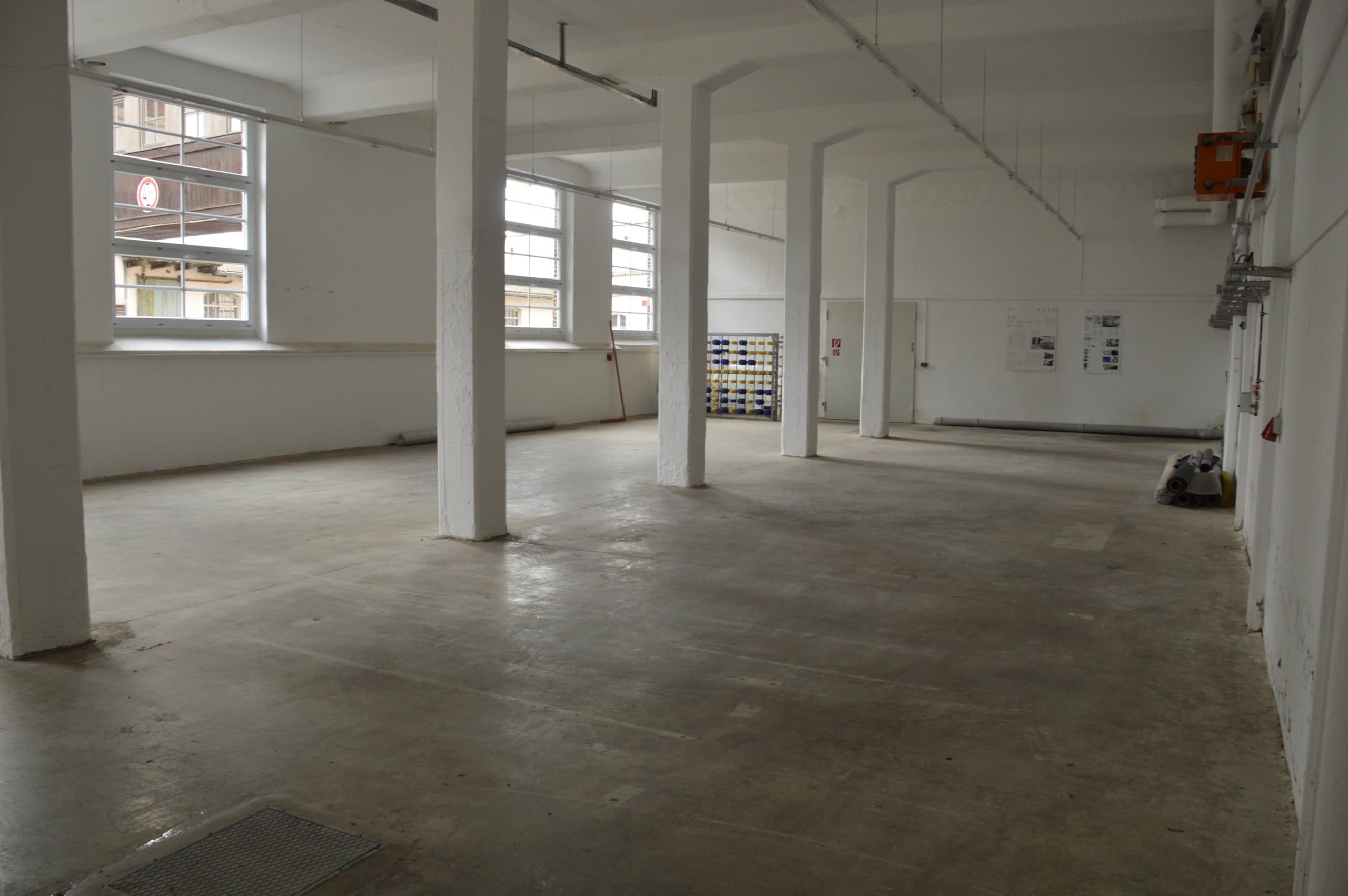 Und Lagerhalle mit großem Raum und viel Tageslicht.