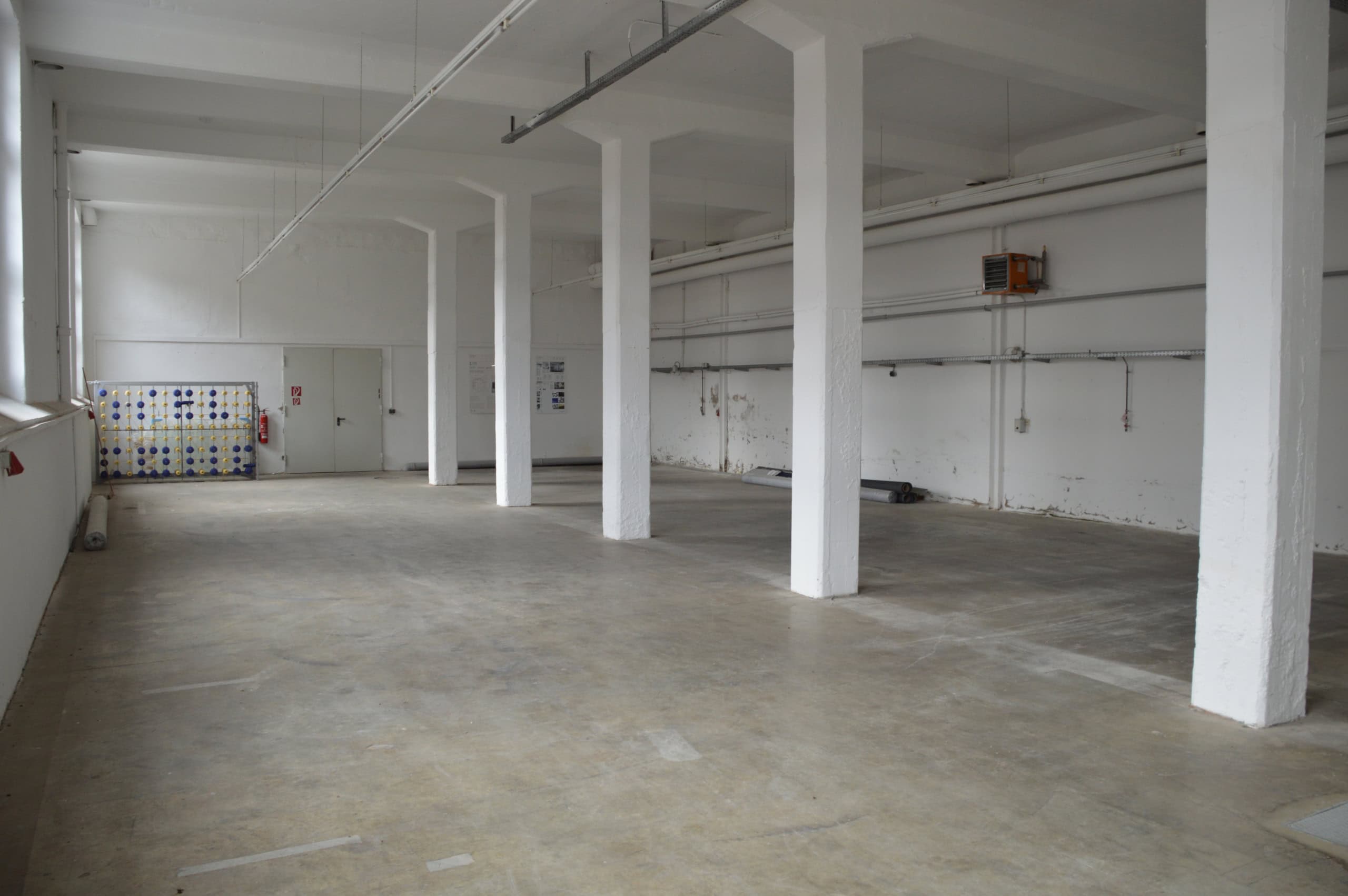 Und Lagerhalle mit großem Raum und hohen Decken.