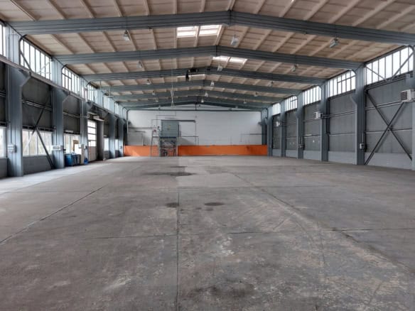 Großraum Lagerhalle mit viel Platz für Produktion oder Lagerung, ideal für Unternehmen in der Region.