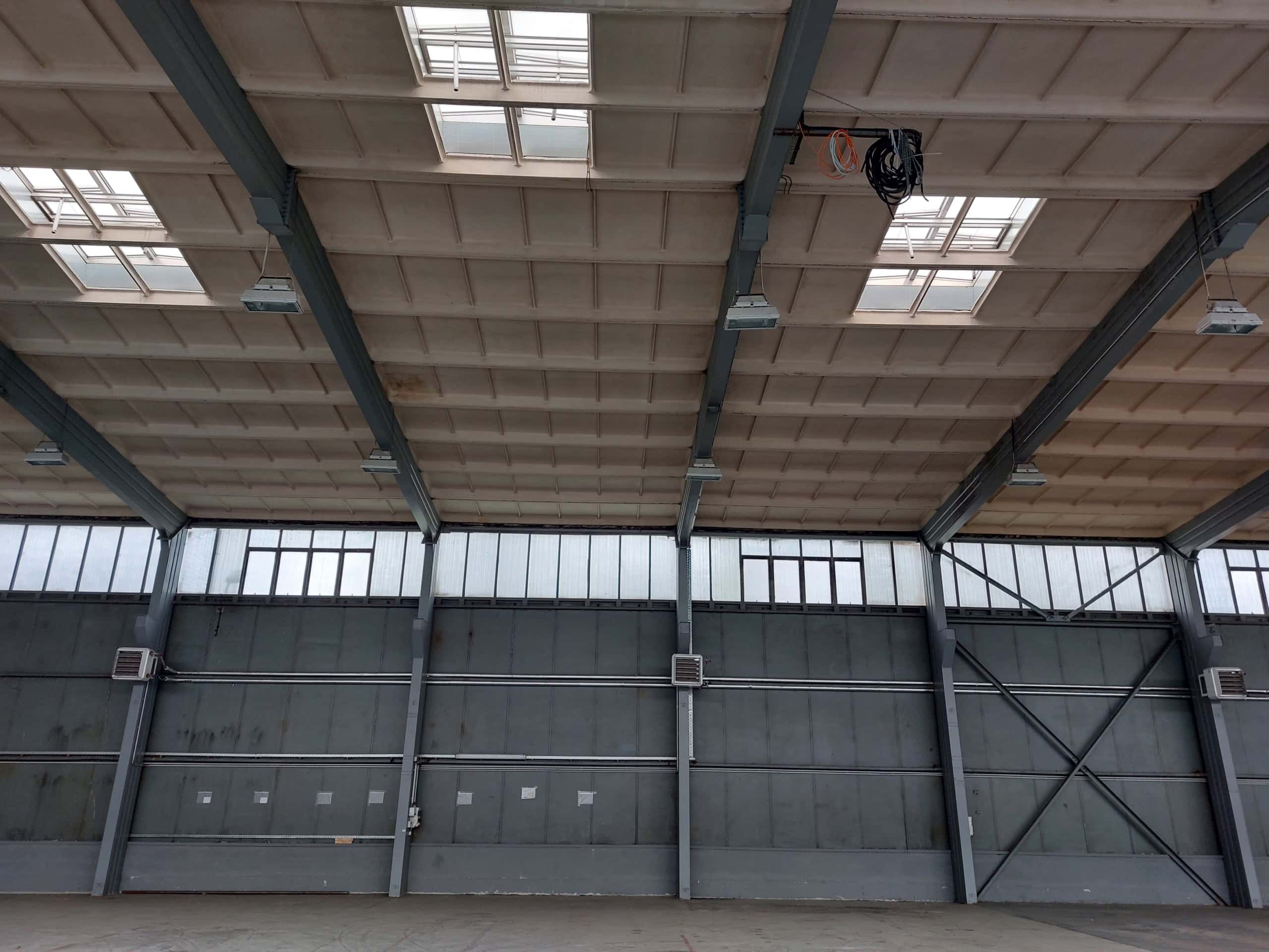 Oder Produktionshalle mit viel Platz und hohen Decken, ideal für Gewerbeimmobilien in Deutschland.