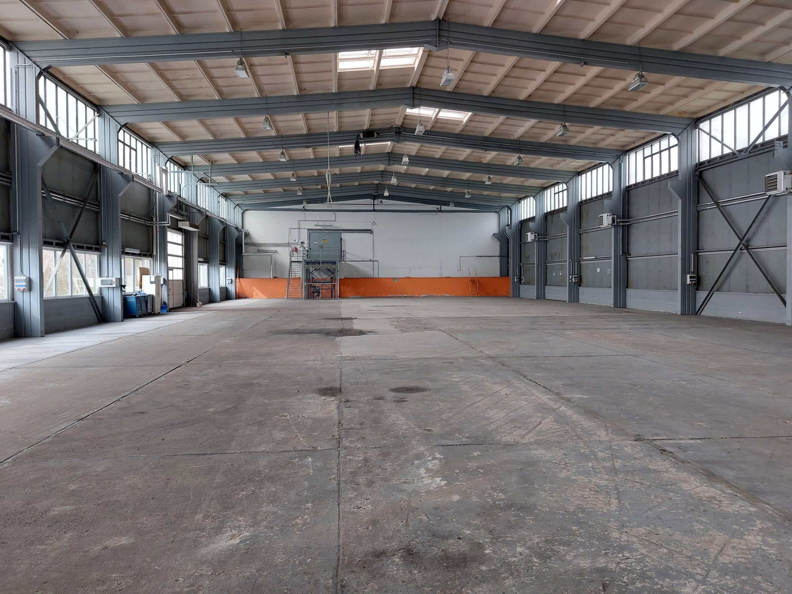 Großraum Lagerhalle mit viel Platz für Produktion oder Lagerung, ideal für Unternehmen in der Region.
