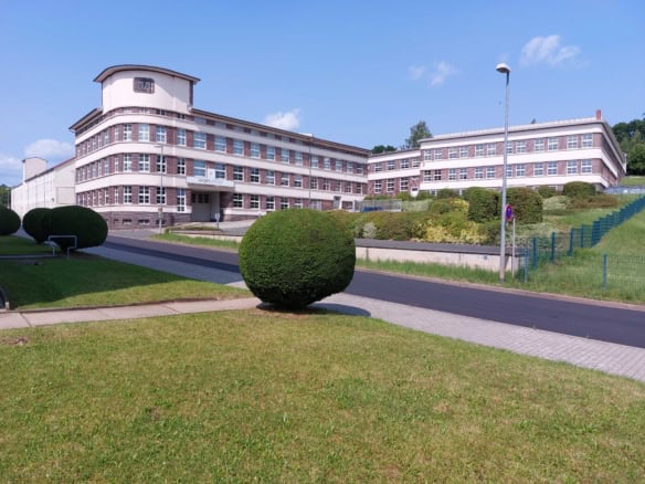 Attraktives Bürogebäude mit Konferenz- und Cafeteria-Bereich.
