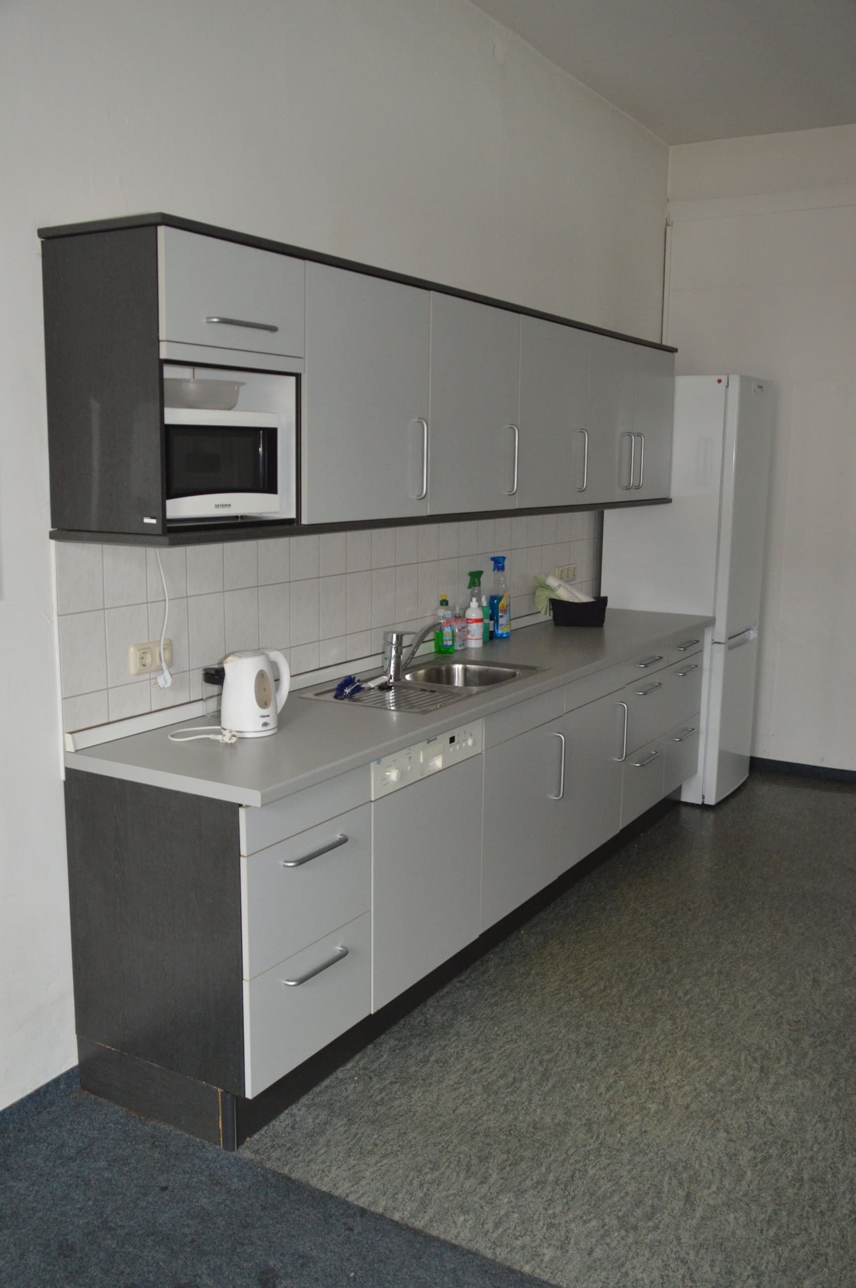 Küche mit Konferenz- und Cafeteria-Bereich, ideal für Meetings und Pausen, vom Einzelbüro bis zur ko.