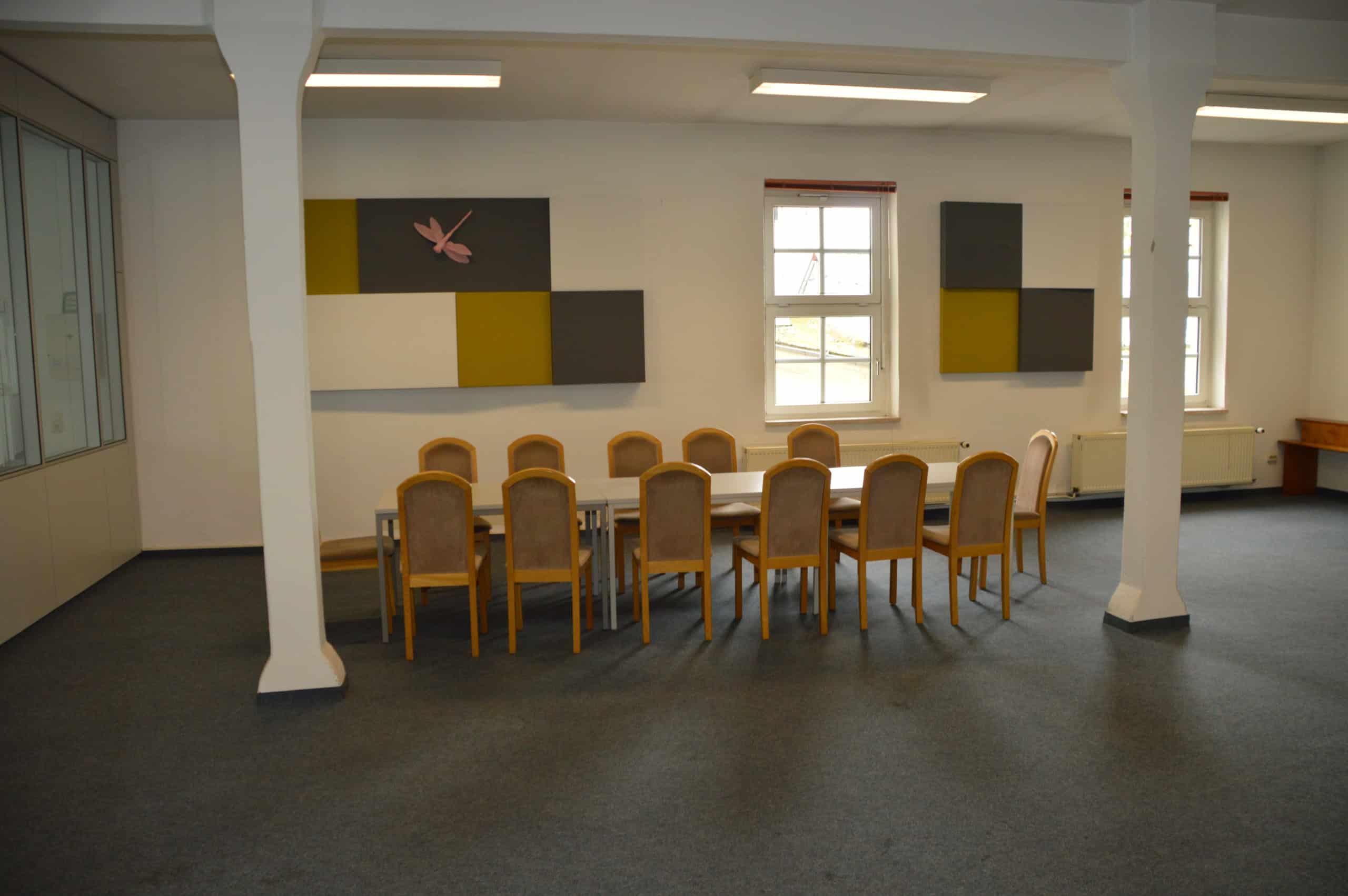 Büro mit Konferenz- und Cafeteria-Bereich, ideal für Meetings und Teamarbeit.