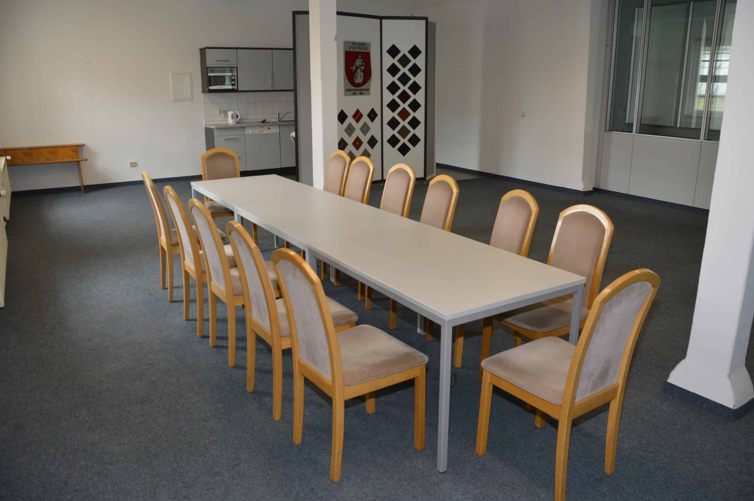 Büro mit Konferenz- und Cafeteria-Bereich, ideal für Meetings und Pausen.