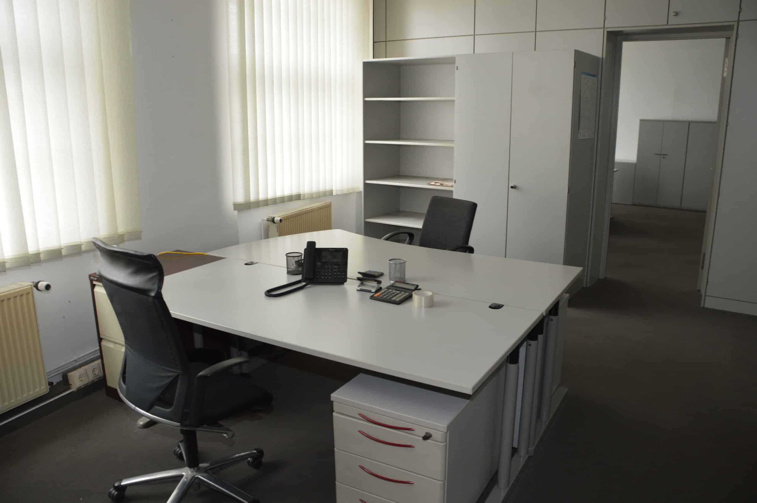Moderne Büroeinrichtung mit Konferenzraum und Cafeteria, ideal für Unternehmen jeder Größe.