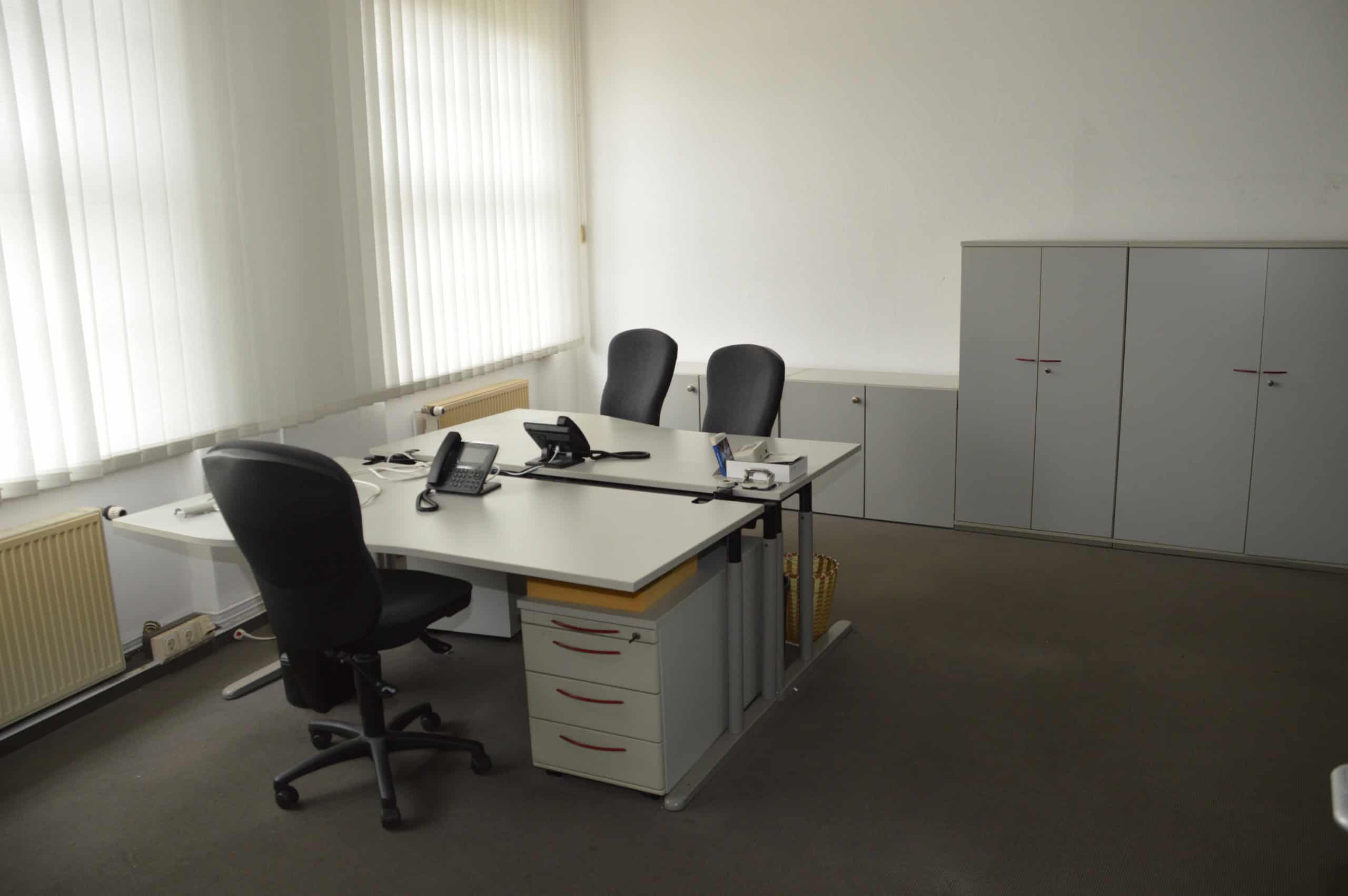 Büro mit Konferenz- und Cafeteria-Bereich, ideal für Unternehmen jeder Größe, vom Einzelbüro bis zur.