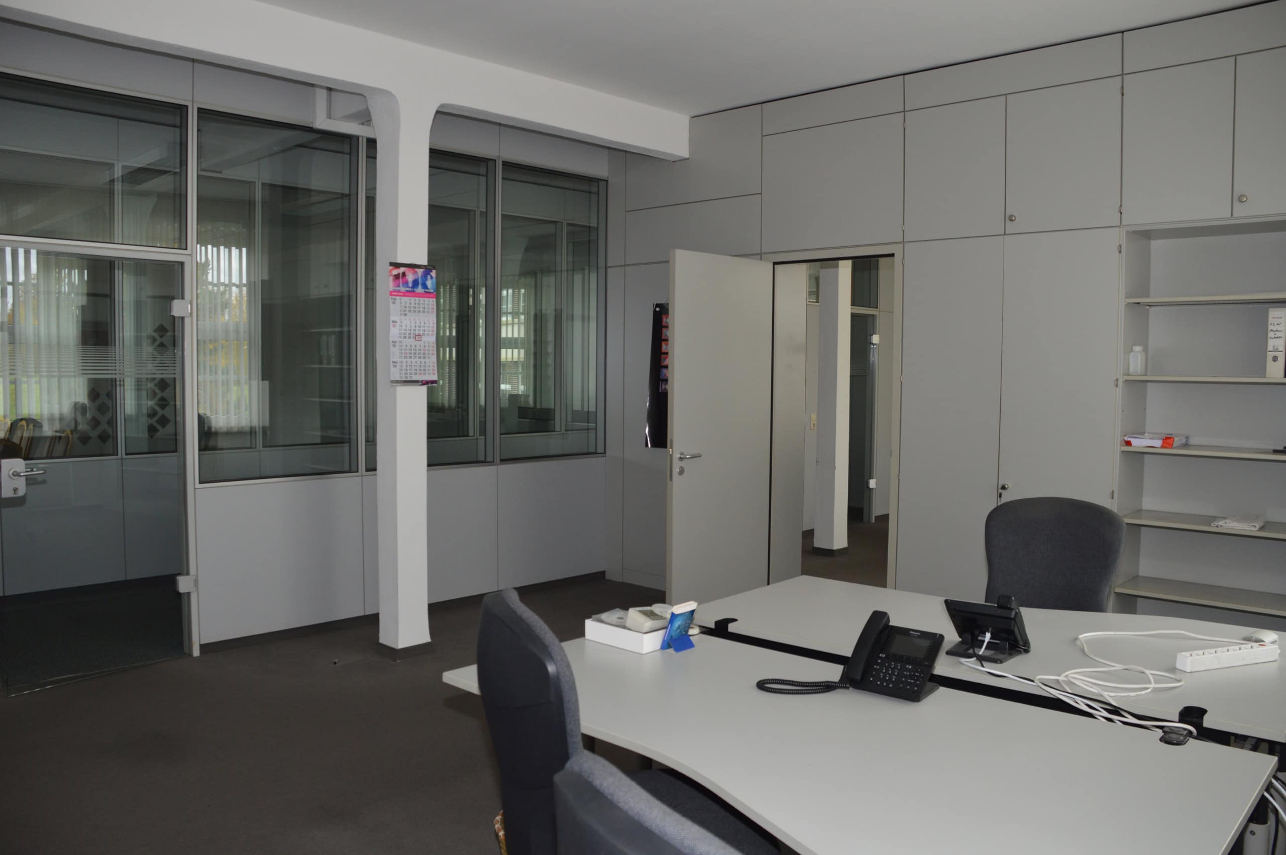 Moderne Bürofläche mit Konferenzraum und Cafeteria für effizientes Arbeiten.
