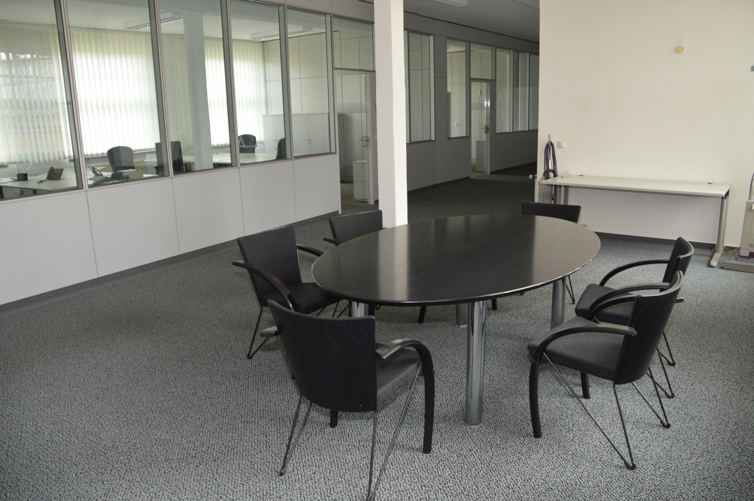 Büro mit Konferenz- und Cafeteria-Bereich, ideal für Meetings und Pausen.