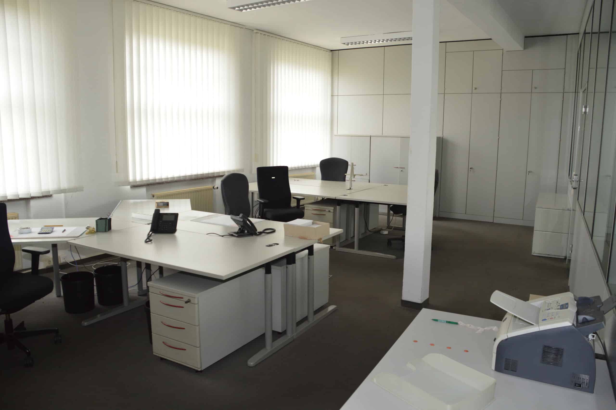 Büro mit Konferenz- und Cafeteria-Bereich – ideal für Unternehmen, Einzelbüros und Etagen.