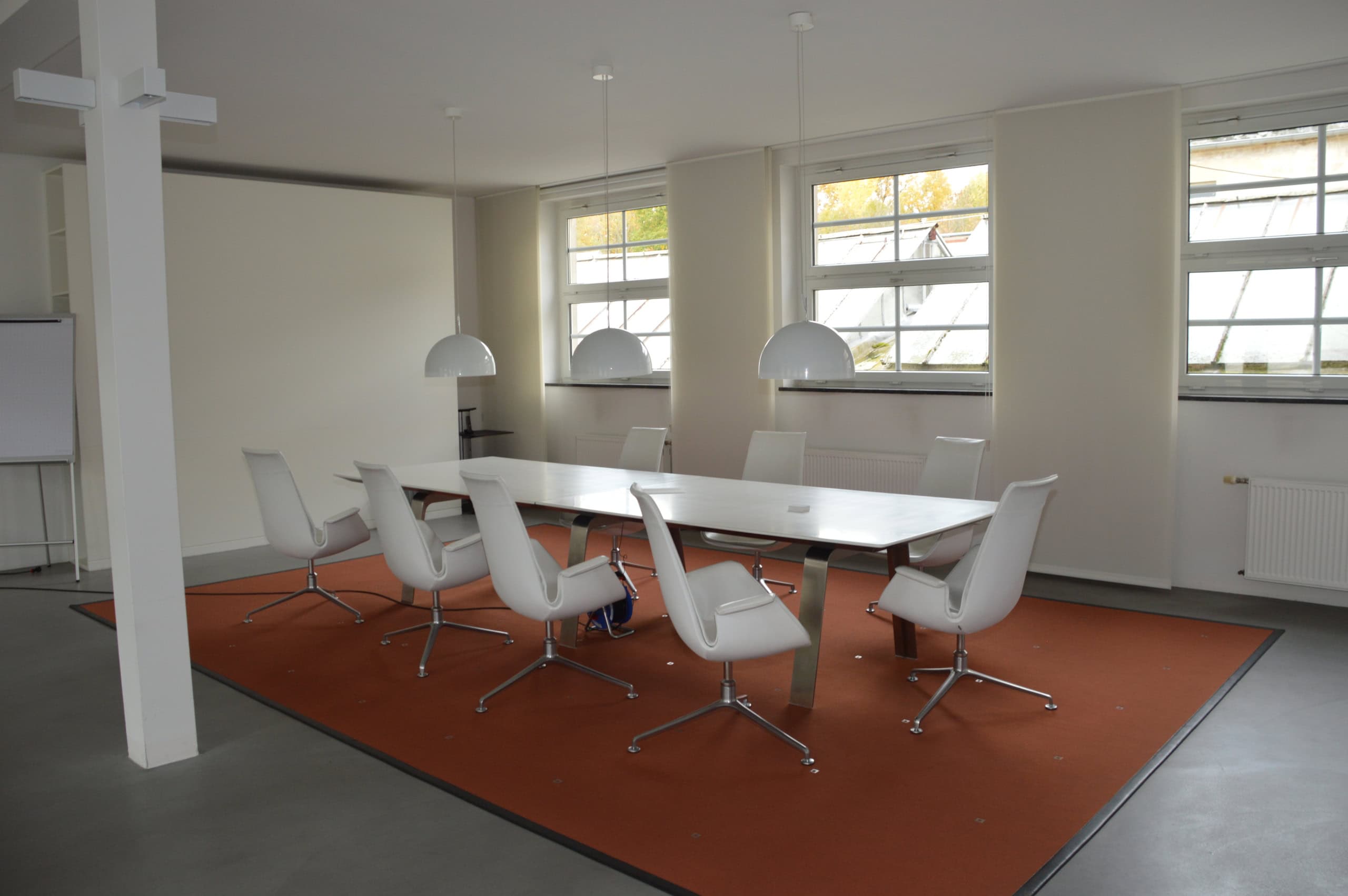 Helles Büro mit Konferenz- und Cafeteria-Bereich, ideal für Meetings und Zusammenarbeit.