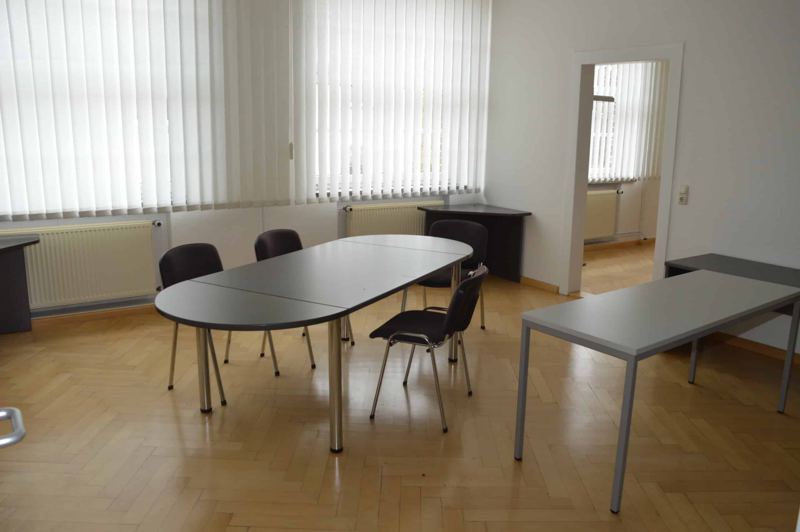 Helle, moderne Bürofläche mit flexiblem Raumkonzept und großen Fenstern für produktives Arbeiten.