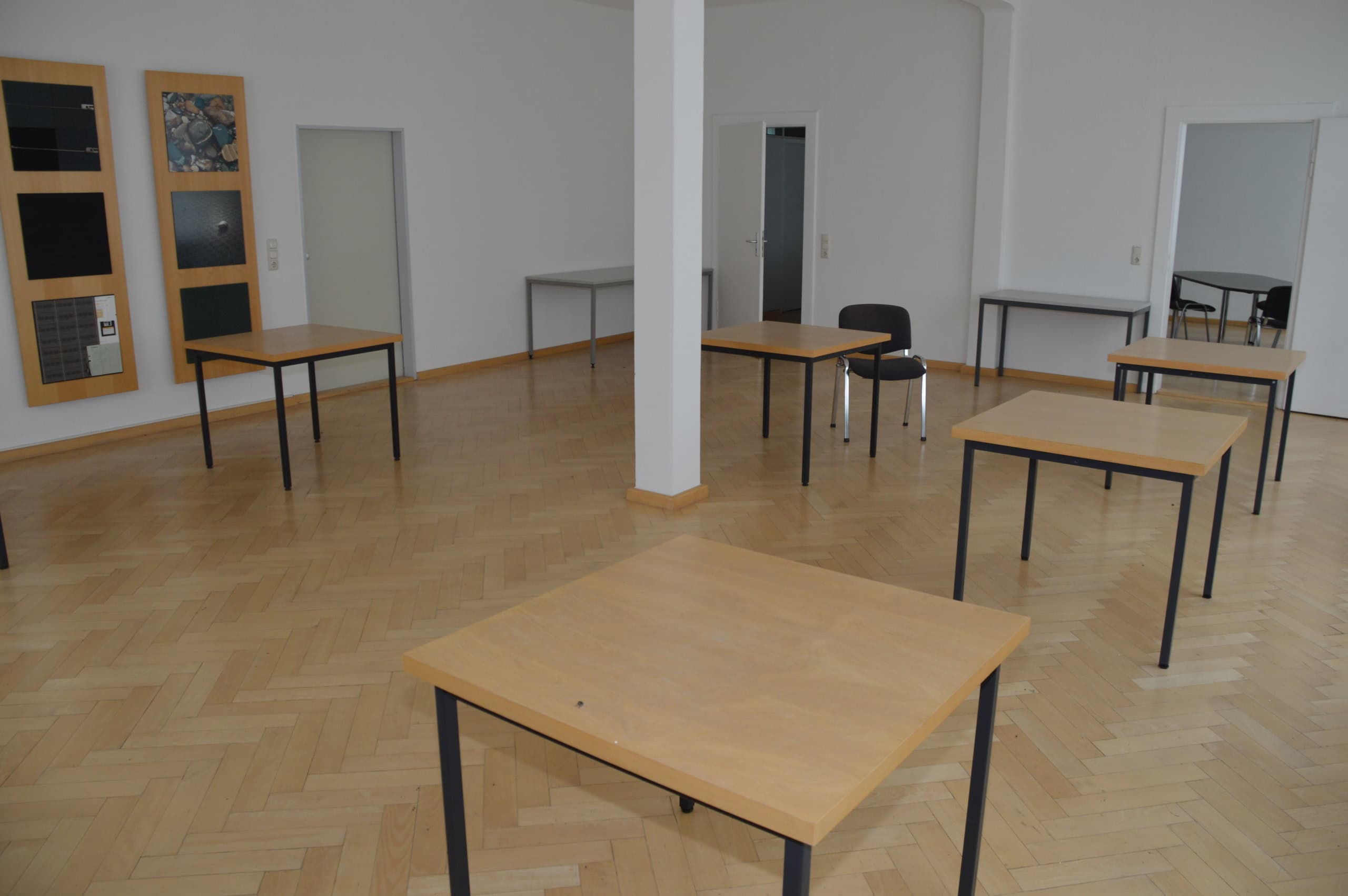 Helle, moderne Büroflächen mit flexiblen Arbeitsplätzen und ansprechender Raumgestaltung.
