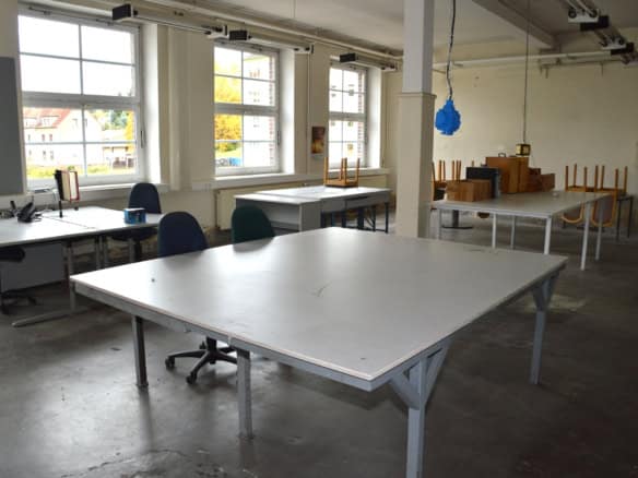 Oder Produktionsfläche mit großen Fenstern und moderner Ausstattung.