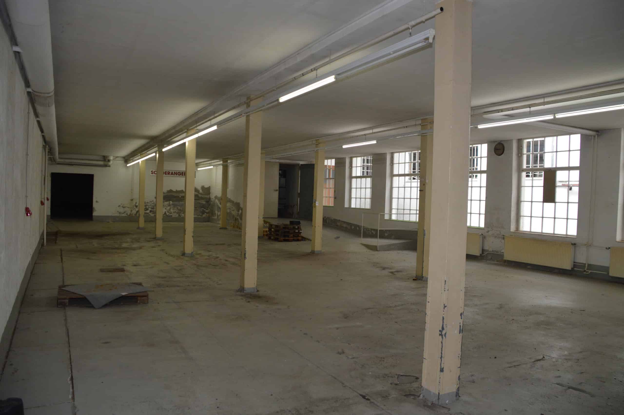 Großes Büro mit direktem Zugang zu Lagerhallen, ideal für Gewerbeimmobilien in Deutschland.