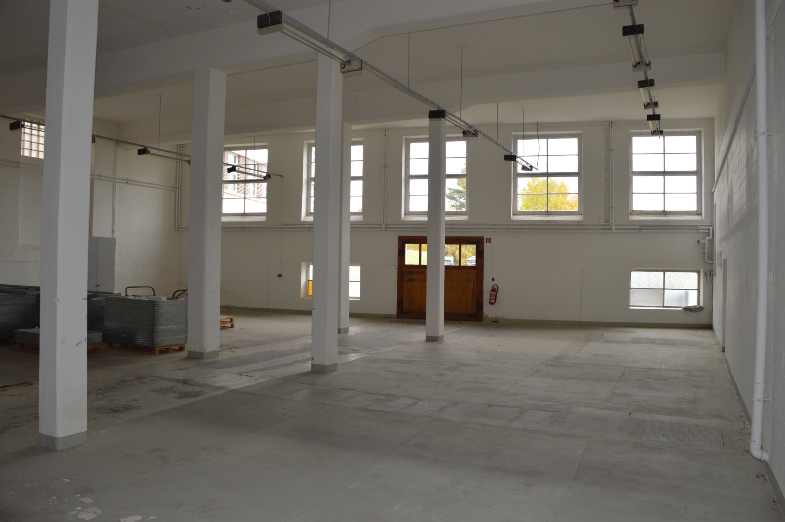 Oder Lagerhalle mit großen Fenstern, ideal für Gewerbeimmobilien von F. Kaufmann Immobilien.
