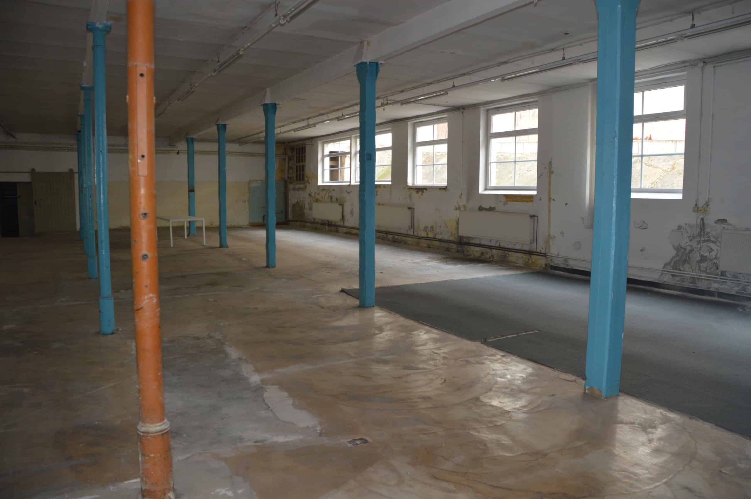 F. Kaufmann Immobilien: Produktions- oder Lagerhalle mit viel Platz, ideal für Unternehmen.