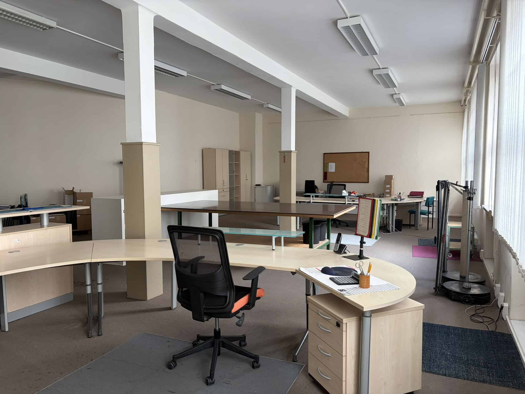 Büro mit direktem Zugang zu Lagerhallen, ideal für Unternehmen, die Lagerung und Büroarbeit kombinie.