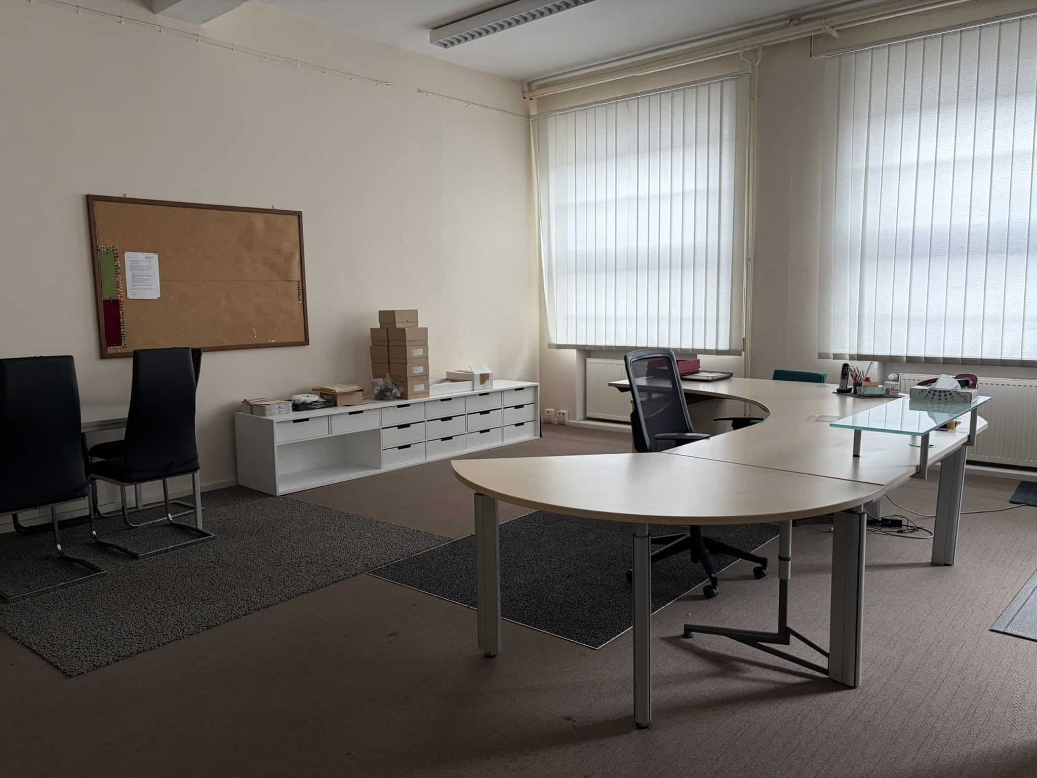 Modernes Büro mit direktem Zugang zu Lagerhallen, ideal für Unternehmen.
