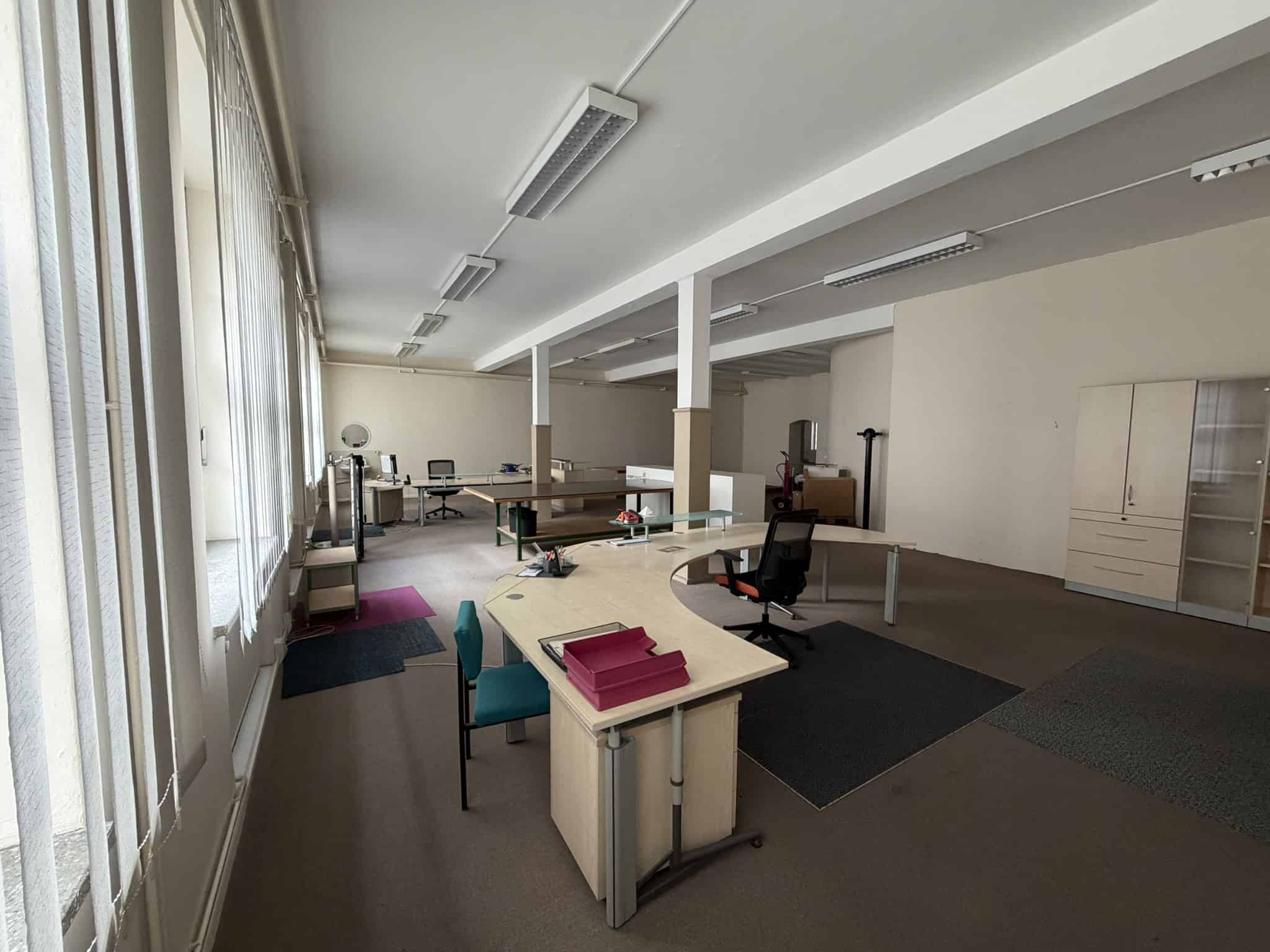 Modernes Büro mit direktem Zugang zu Lagerhallen, ideal für Unternehmen.
