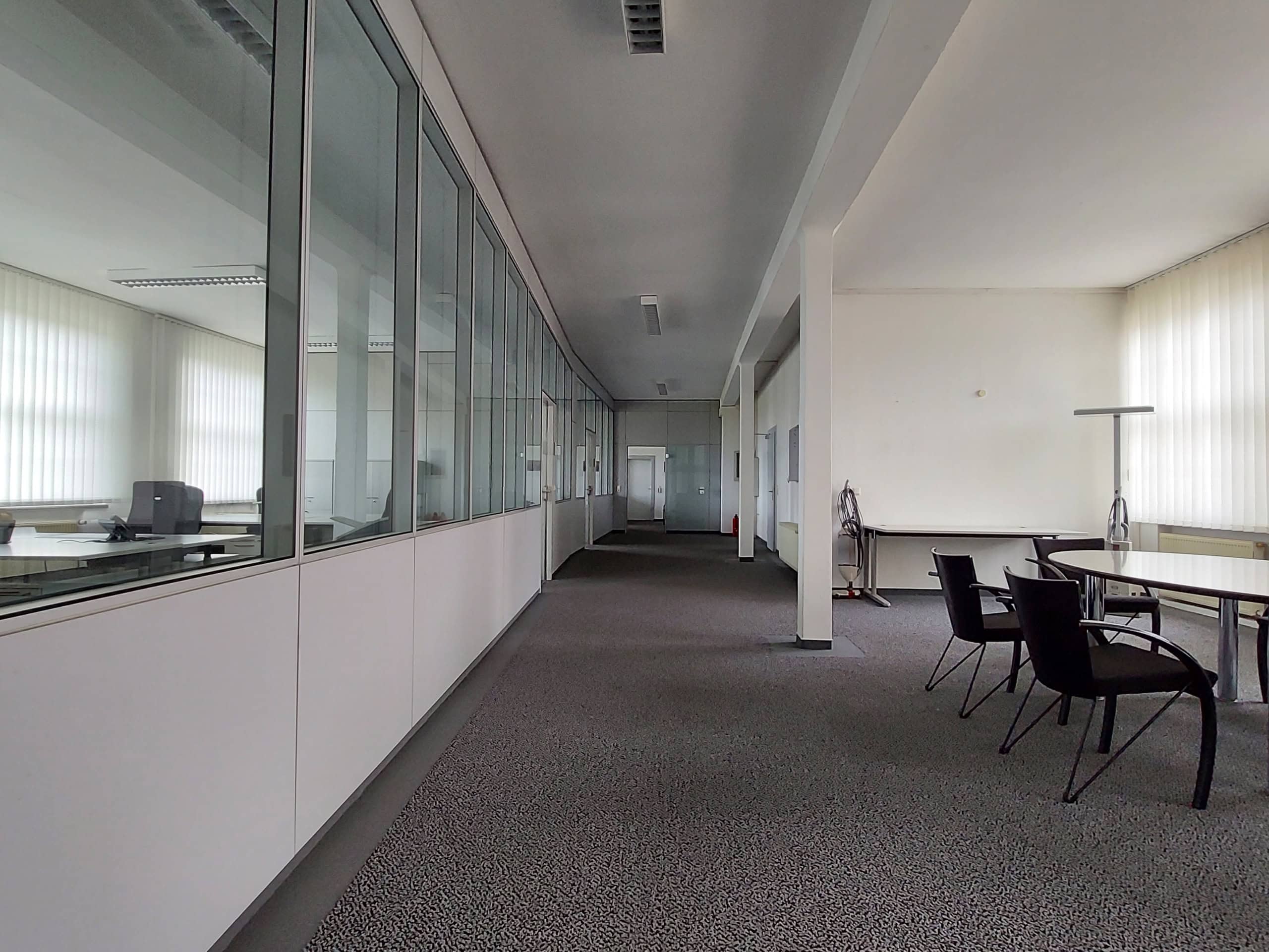 Modernes Büro mit Konferenzraum und Cafeteria, ideal für Unternehmen jeder Größe.